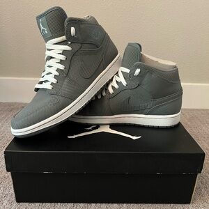 Jordan 1 Mid in Wolf Gray Size 9.5 US Men